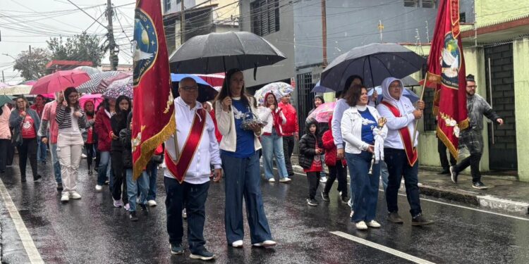 Mesmo com chuva, Entrada dos Palmitos reúne fiéis e mantém tradição da Festa do Divino em Mogi das Cruzes