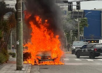 Carro sofre pane elétrica e pega fogo um dia após sair da oficina em Mogi das Cruzes