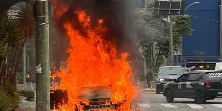 Carro sofre pane elétrica e pega fogo um dia após sair da oficina em Mogi das Cruzes