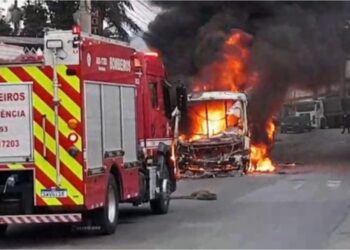 VÍDEO: incêndio destrói ônibus com trabalhadores a caminho de obra no Rodoanel, em Poá