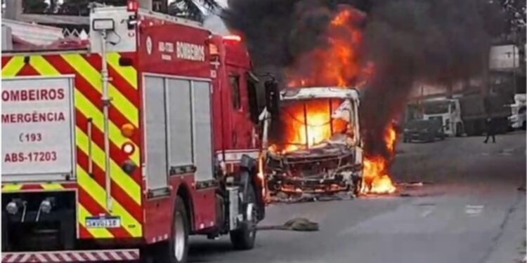 VÍDEO: incêndio destrói ônibus com trabalhadores a caminho de obra no Rodoanel, em Poá