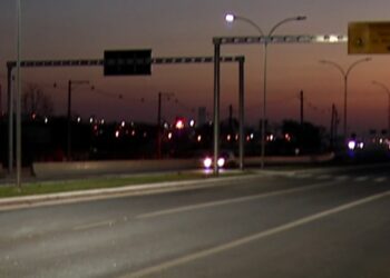 Caminhão bate em poste e interdita avenida em Mogi das Cruzes
