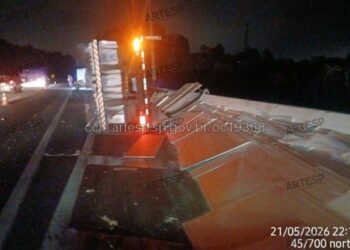 Caminhão tomba na Mogi-Dutra e causa interdição temporária em Mogi das Cruzes