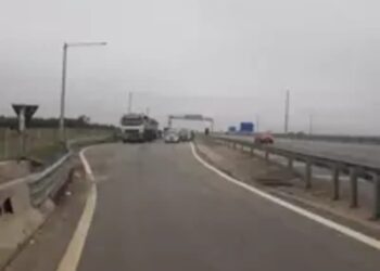 Caminhão tomba na alça do Rodoanel em Itaquaquecetuba e causa congestionamento