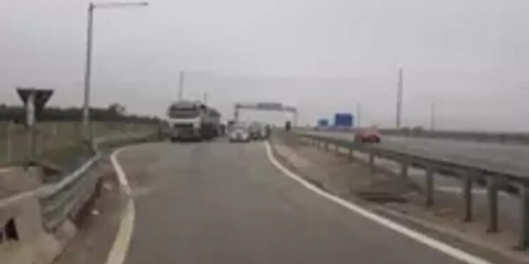 Caminhão tomba na alça do Rodoanel em Itaquaquecetuba e causa congestionamento