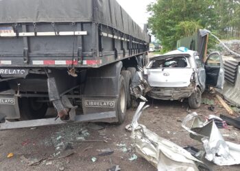 Motorista fica gravemente ferido após bater em carreta no acostamento da Ayrton Senna, em Mogi das Cruzes
