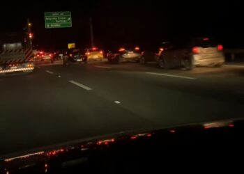 Pane em carreta carregada com 54 toneladas de pedra causa congestionamento na Mogi-Dutra
