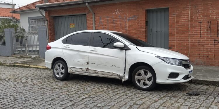 Depois pegar carro de cliente, homem bêbado perde controle e bate em três veículos em Mogi das Cruzes