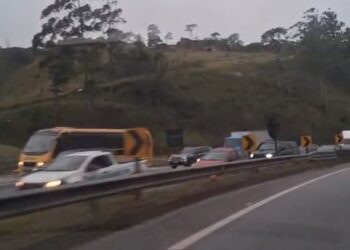 Batida entre dois carros complica trânsito na rodovia Mogi-Dutra