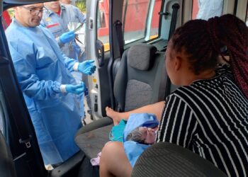 Bebê nasce dentro de carro após bombeiros fazerem parto de emergência em Suzano
