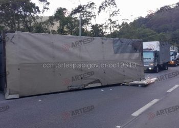 Caminhão com painéis solares tomba e interdita parcialmente a Mogi-Bertioga