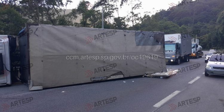 Caminhão com painéis solares tomba e interdita parcialmente a Mogi-Bertioga