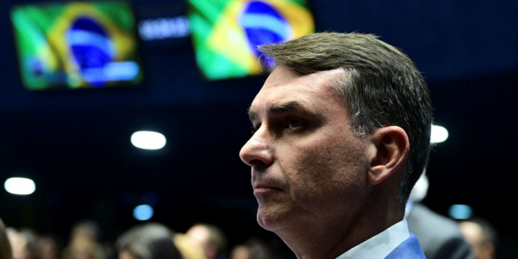 Flávio Bolsonaro pede que STF declare Moraes suspeito em processos ligados a Vorcaro