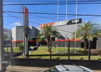 Homem bêbado ameaça esposa com martelo e quebra carro que deu de presente
