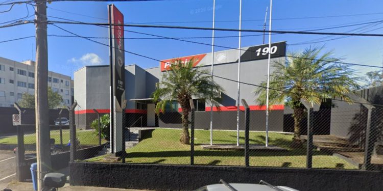 Homem bêbado ameaça esposa com martelo e quebra carro que deu de presente
