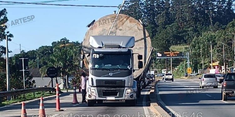 Carreta com excesso de carga derruba fiação e interdita faixa na Mogi-Bertioga