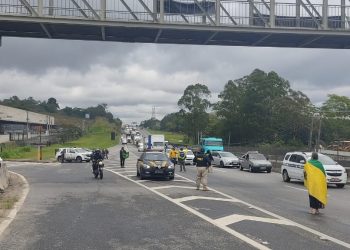 PM prende suspeito de feminicídio em praça de pedágio de Arujá