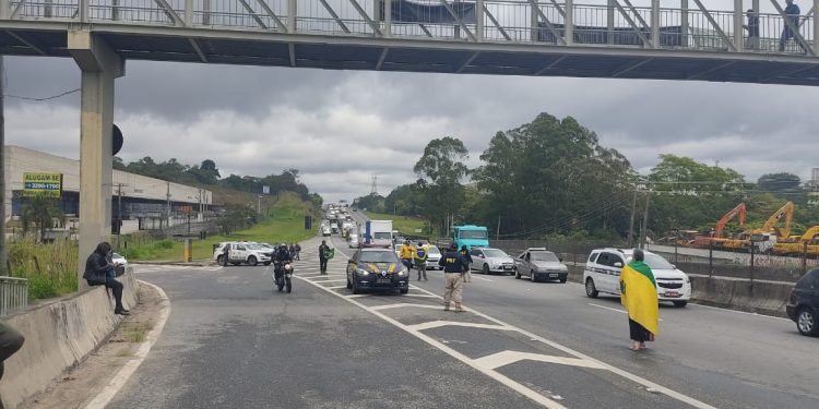 PM prende suspeito de feminicídio em praça de pedágio de Arujá
