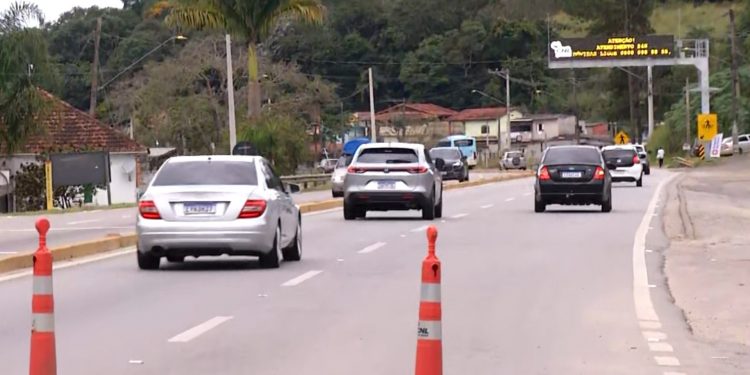 Mogi-Bertioga recebe 100 mil veículos e tem trânsito livre no feriado