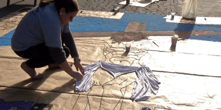 Corpus Christi reúne voluntários na confecção de tapetes no Alto Tietê