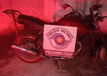 Motociclista foge de abordagem da PM, perde o controle da direção e bate em poste em Salesópolis