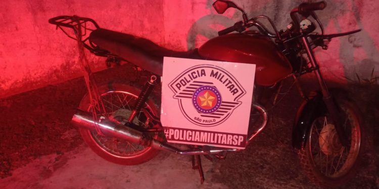 Motociclista foge de abordagem da PM, perde o controle da direção e bate em poste em Salesópolis
